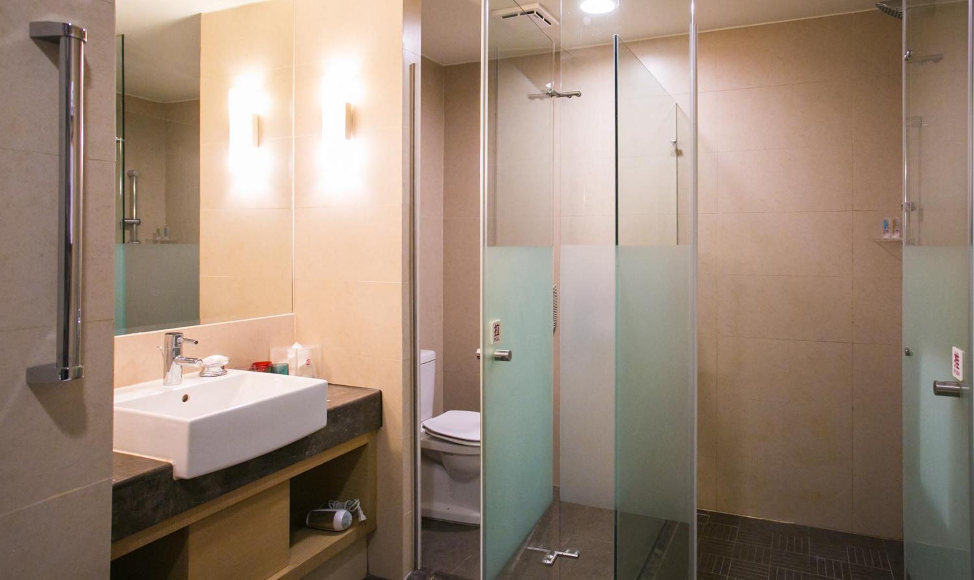 โรงแรมอี ดา รอยัล ต้าชู่ ภายนอก รูปภาพ A shower enclosure