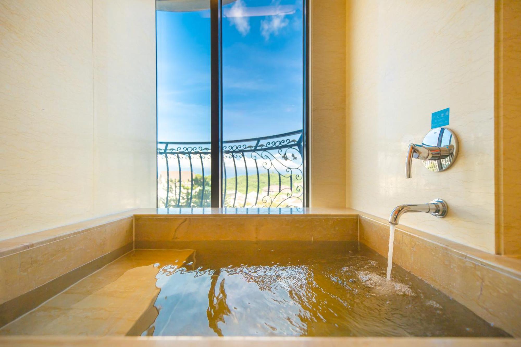 โรงแรมอี ดา รอยัล ต้าชู่ ภายนอก รูปภาพ A modern Japanese bathtub