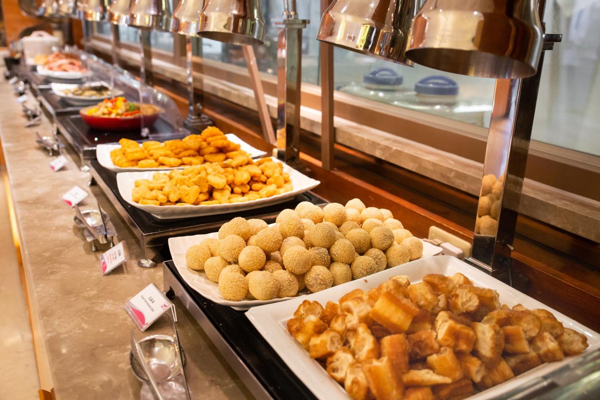 โรงแรมอี ดา รอยัล ต้าชู่ ภายนอก รูปภาพ A buffet at a hotel