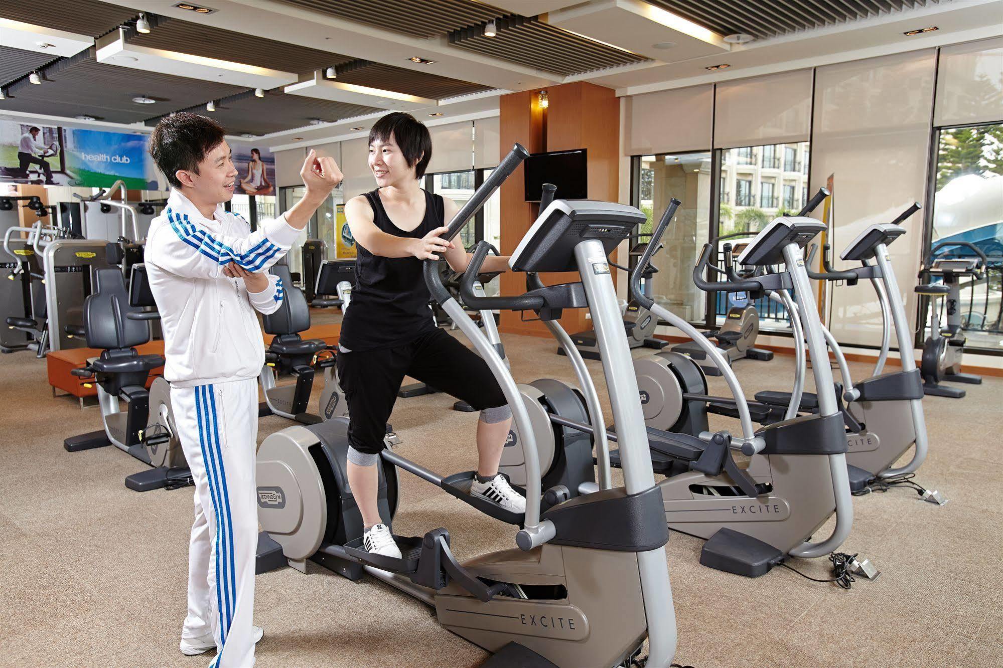 โรงแรมอี ดา รอยัล ต้าชู่ ภายนอก รูปภาพ A personal trainer with a client