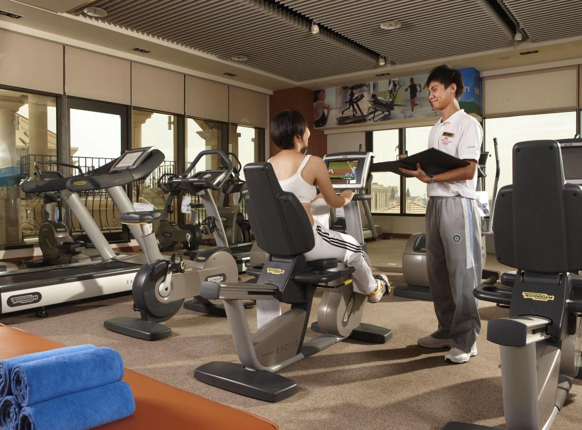 โรงแรมอี ดา รอยัล ต้าชู่ ภายนอก รูปภาพ A personal trainer with a client