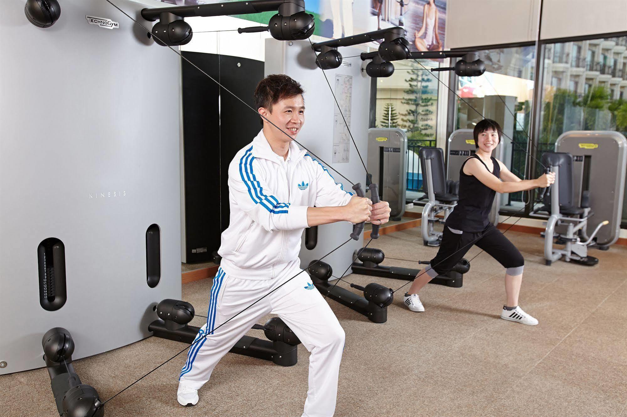 โรงแรมอี ดา รอยัล ต้าชู่ ภายนอก รูปภาพ A man and a woman using a cable machine